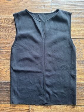 Women’s Black Sleeveless Knit Top